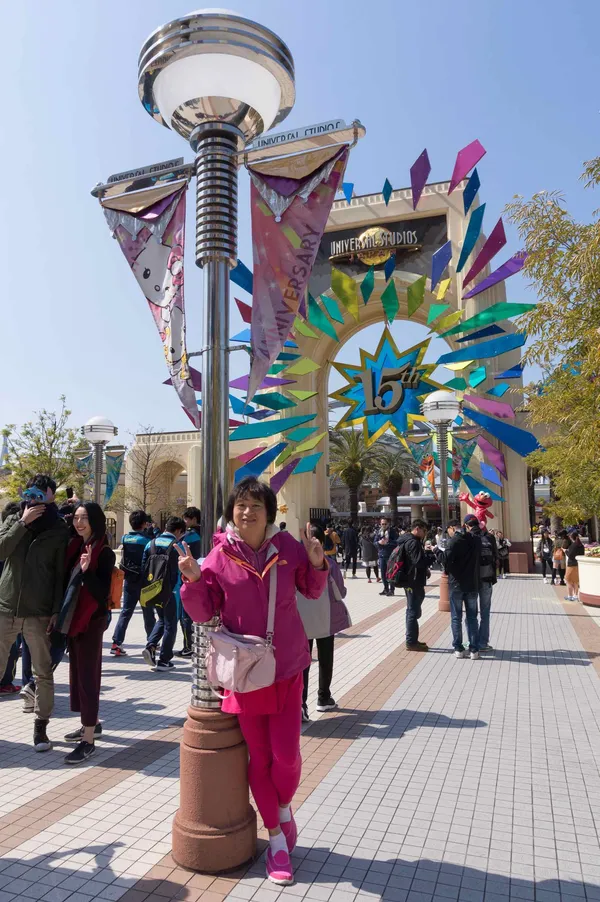 Chris, USJ entrance (1)