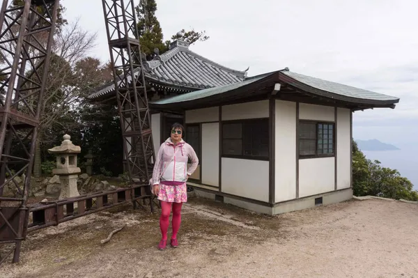 Shishiiwa Station, Chris