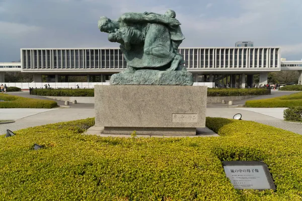 Statue of Mother and Child in the storm (1)