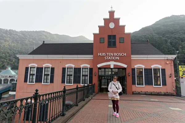 Chris, Huis Ten Bosch station