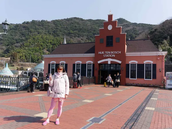 Huis Ten Bosch station, Chris