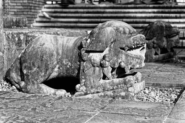 Lion, Urakami Cathedral