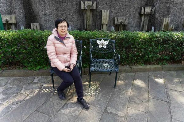 Lyn, chair