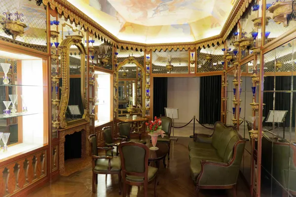 Mirror room