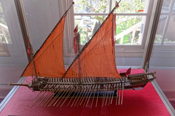 Model ship (3)