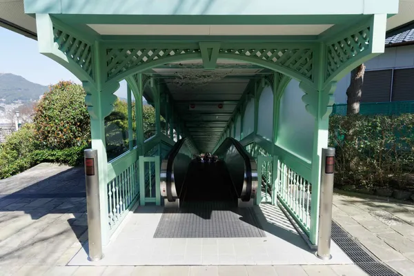 Moving walkway