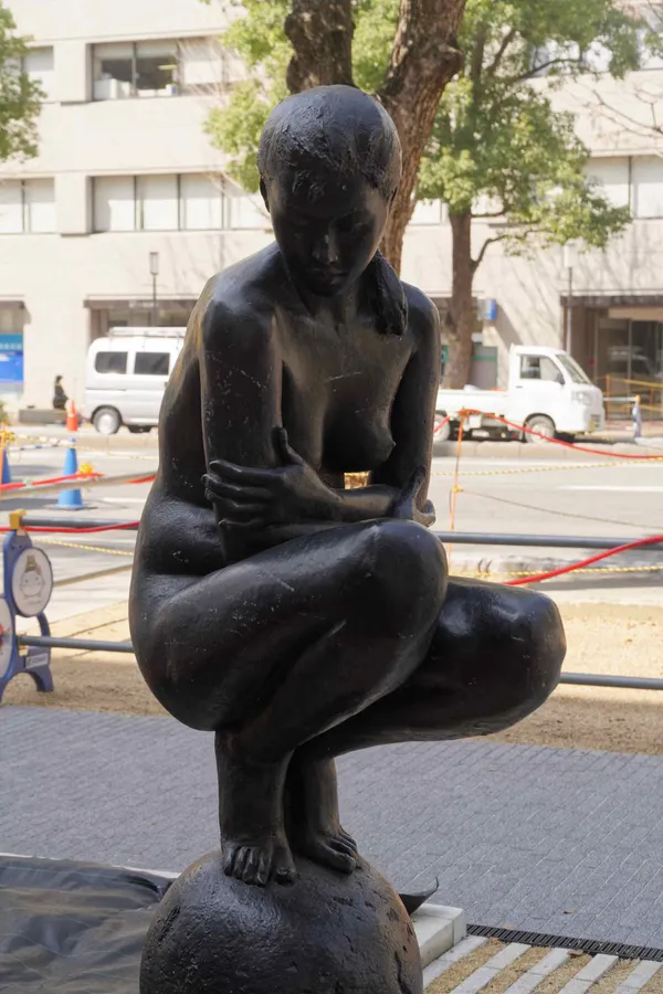 Street sculpture, Otemae-dori (1)