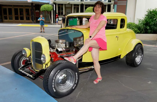 Chris, Yellow car