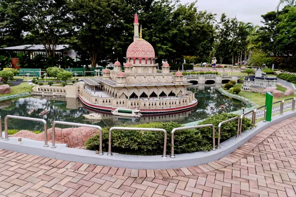 Masjid Putra (1)