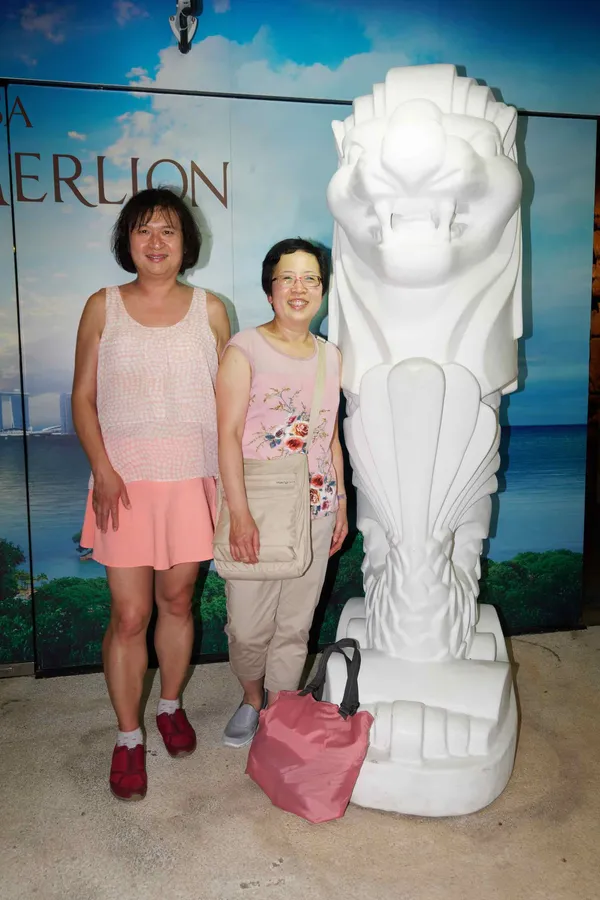 Sentosa Merlion, Chris and Lyn (1)