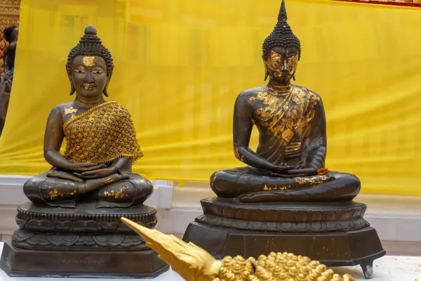 045_Gold_leaf_statues
