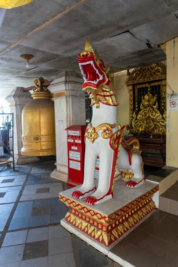 076_Lion_and_Bell