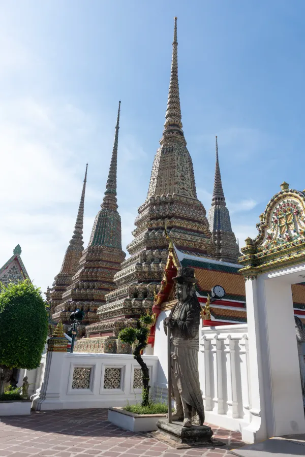 08_Guardian_and_Phra_Maha_Chedi_Si_Rajakarn