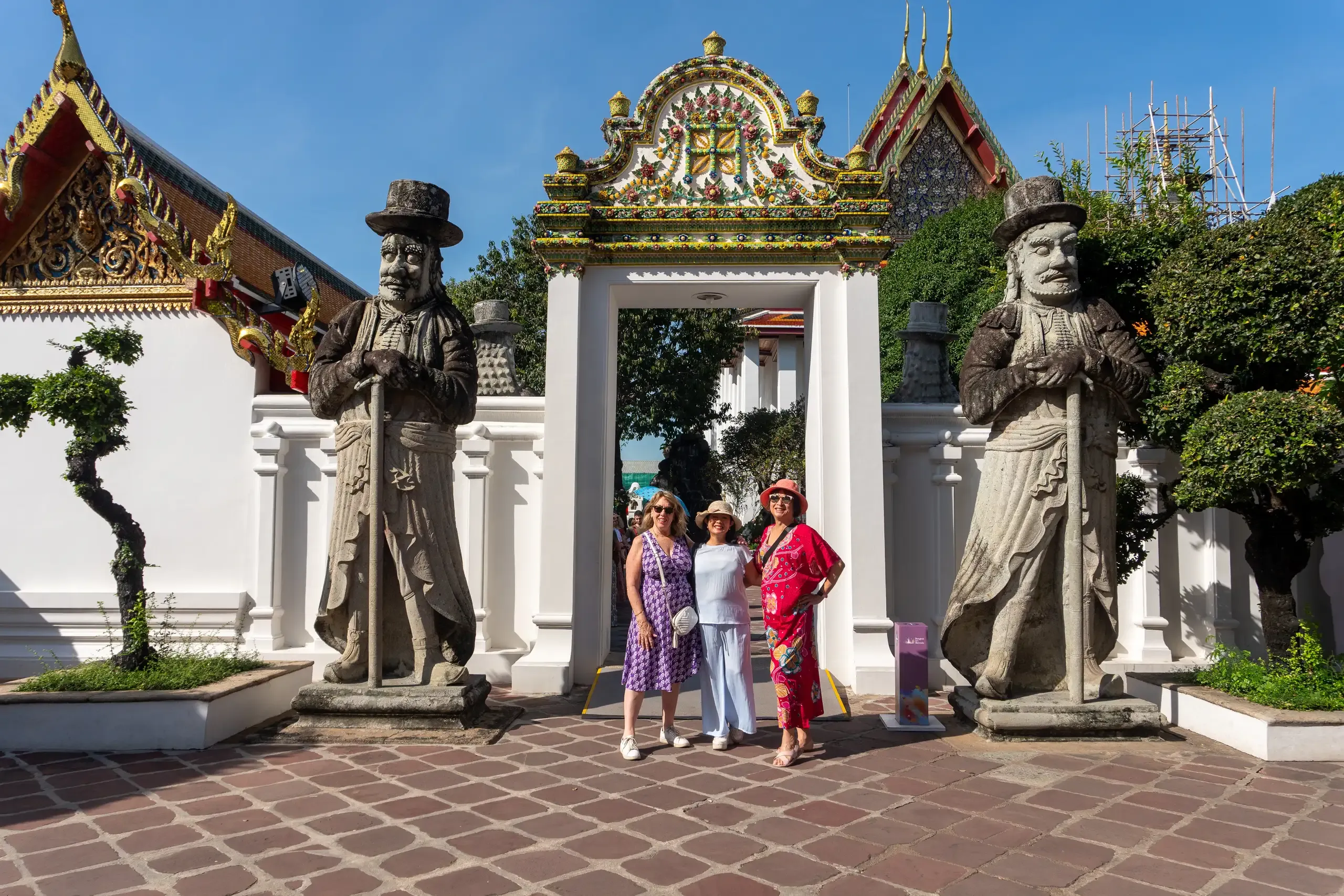 The group with Chinese guardians at the gate